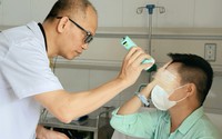 Người đàn ông 45 tuổi mù mắt sau khi đi thẩm mỹ xóa nhăn trán