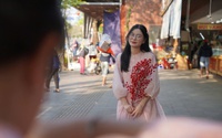 Giới trẻ và du khách xứ Huế đua nhau 'lên đồ' xuống phố chụp ảnh Tết sớm