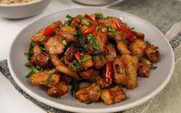 Cuối tuần rang thịt ba chỉ cháy cạnh, miếng thịt vàng ruộm, thơm nức, ăn với cơm nóng cực cuốn