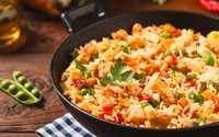 Vì sao cơm nguội rang ngon hơn cơm mới?