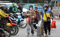 Hà Nội: Người dân 'tay xách nách mang' về quê đón Tết, cửa ngõ Thủ đô ùn tắc