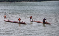 Mãn nhãn màn đua thuyền 'độc mộc' trên hồ Ba Bể