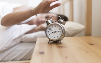 Nhấn nút báo thức lại trên đồng hồ để ngủ thêm 5 phút nữa? Một bác sĩ tâm thần cảnh báo về "3 mối nguy hiểm tiềm ẩn"