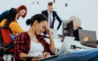 Sau tuổi 50, đứng dậy đi lại 5 phút mỗi giờ có thể mang lại khác biệt lớn cho sức khỏe