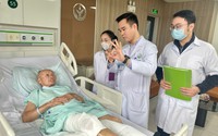 Kỳ tích: Cứu đầu gối bị bắn nát hơn nửa thế kỷ cho cụ ông thương binh