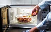 Sai lầm nhiều gia đình mắc khi dùng lò vi sóng khiến thức ăn có thể 'chín giả'