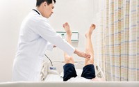 Người đàn ông đang khỏe mạnh bất ngờ đột quỵ, bác sĩ cảnh báo dấu hiệu nhiều người bỏ qua