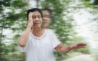 Trời mưa sau nhiều ngày nắng nóng, người cao tuổi dễ chủ quan với 4 thay đổi sức khỏe này