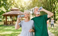 Người cao tuổi đừng đợi khát mới uống nước: 4 dấu hiệu cơ thể đang thiếu nước, đừng bỏ qua