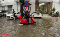 Hà Nội: Hàng loạt tuyến đường biến thành 'sông', người dân chật vật lội nước giờ cao điểm sau trận mưa lớn xuyên đêm 
