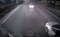 Video: Xe tải lấn làn tông trúng xe ô tô con, kéo lê hàng chục mét trên cao tốc Pháp Vân