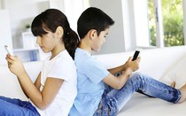 Nghiên cứu Đại học Harvard: Trẻ dùng điện thoại và không dùng điện thoại có sự khác biệt lớn ở 5 điểm, nghe xong cha mẹ cũng phải rùng mình