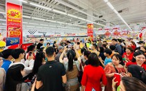 Hàng nghìn mặt hàng giảm giá đến 50%, người Hà Nội tranh thủ nghỉ lễ, ùn ùn đến siêu thị mua sắm