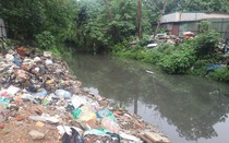 Kênh mương Kẻ Khế ở Hà Nội tràn ngập rác, nguồn nước đen kịt tiềm ẩn nguy cơ dịch bệnh