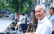 Cụ ông 80 tuổi ở Hà Nội đưa con đi thi lớp 10