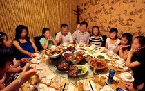 Đàn ông càng ít tiền càng ngại họp lớp: Sự thật trần trụi ở tuổi trung niên