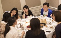 Cắt đứt quan hệ với bạn bè sau buổi họp lớp vì thu nhập hơn 1 tỷ vẫn bị mỉa mai, coi thường