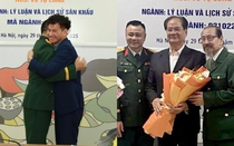 NSND Xuân Bắc mừng NSND Tự Long bảo vệ thành công luận án Tiến sĩ