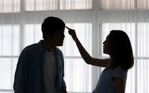 Chồng trẻ sốc nặng khi phát hiện vợ 50 tuổi: Suốt thời gian chung sống chưa từng thấy mặt mộc