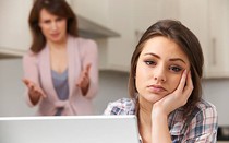 Nửa đêm đọc trộm tin nhắn trong máy của con gái rồi mang ra chất vấn, ánh mắt của con khiến tôi lặng người