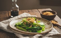 Cải ngồng làm món gì ngon? Mách bạn cách chế biến cải ngồng giòn ngon, chuẩn vị cho phụ nữ ngoài 40