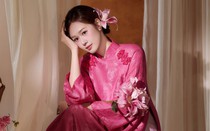 Bà xã Anh Đức nổi bật với áo dài truyền thống sắc hồng