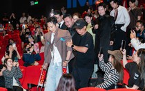 Xúc động hình ảnh Tuấn Trần chống nạng tới buổi ra mắt phim Tết