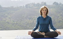 Khi bạn đời ra đi trước: Tại sao nam giới thường vội tìm người mới, còn phụ nữ lại chọn sống đơn thân?