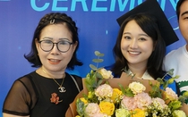 Mẹ diễn viên Trúc Anh gây chú ý