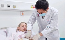 Nữ du khách nước ngoài phát hiện ung thư đại tràng thừa nhận 1 sai lầm nhiều người Việt mắc phải