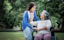 Ngày mẹ chồng qua đời, ngân hàng gọi điện, tôi mới hiểu lòng người trong gia đình