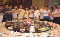 Họp lớp rôm rả, đến khi trả tiền thì 'mỗi người một lý do'