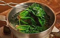 Bị xếp top 'bẩn nhất' suốt 2 năm, nhưng loại rau này lại rất bổ máu: Sai lầm phổ biến khiến nhiều người ăn mà không nhận được lợi ích