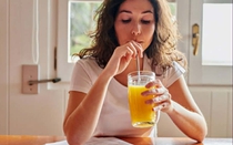 Uống loại nước ai cũng thích này vào buổi sáng khiến vòng bụng to ra