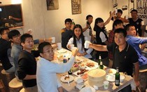 Về quê họp lớp sau nhiều năm, lớp trưởng nói 1 câu khiến tôi rời bàn tiệc và chặn cả nhóm lớp