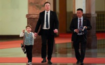 Con trai tỷ phú Elon Musk 'chiếm sóng' tại Bắc Kinh khi diện trang phục đậm chất Trung Hoa