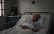 Sau khi chia đất, mẹ chồng nhập viện nhưng 3 con dâu không ai chăm