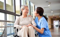 Ở viện dưỡng lão 1 năm, tôi mới hiểu: Tuổi già không nên trông chờ vào con cái, mà cần giữ 2 'lá bài' này