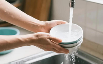 Rửa bát mỗi ngày nhưng nhiều người vẫn mắc 5 sai lầm tai hại: Vi khuẩn bám đầy trên bát đũa mà không hay biết