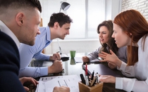 Bị sếp làm bẽ mặt trước đám đông, cãi lại là dại, im lặng cũng thiệt: Người khôn ngoan chỉ làm 2 việc này
