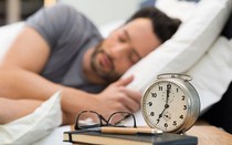 Vì sao nhiều người lớn tuổi ngủ đủ giấc nhưng vẫn buồn ngủ và mệt mỏi?