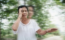 Trời mưa sau nhiều ngày nắng nóng, người cao tuổi dễ chủ quan với 4 thay đổi sức khỏe này
