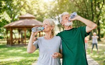 Người cao tuổi đừng đợi khát mới uống nước: 4 dấu hiệu cơ thể đang thiếu nước, đừng bỏ qua