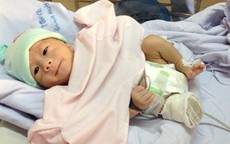 Em bé văng khỏi bụng mẹ ở An Giang: Bé đã cai máy trợ thở, đòi bú mạnh