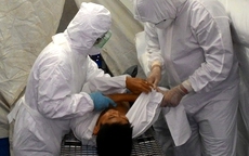 Diễn tập ca nghi nhiễm Ebola đến BV Nhiệt đới Trung ương