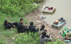 Một phụ nữ mang thai lao xe xuống sông tự tử