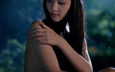 Triệu Thị Hà và Kim Hiền khoe ngực trong phim dã sử