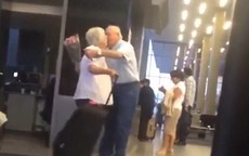 Cụ ông ôm hôn vợ thắm thiết ở sân bay gây sốt