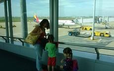 Chuẩn bị hành lý cho trẻ khi đi máy bay