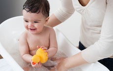 Lúc tắm, có nên lộn bao quy đầu cho trẻ?
